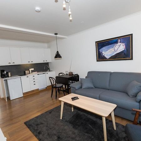 Central Apartment With Two Bedrooms And Balcony- Strandgata 9 Akureyri Exterior foto